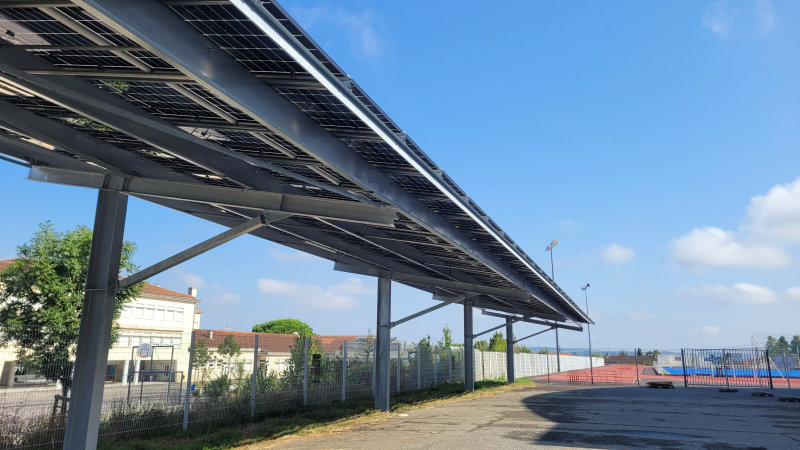 Une ombrière photovoltaïque a été mise en place à la halle des sports de L'Isle-jourdain.