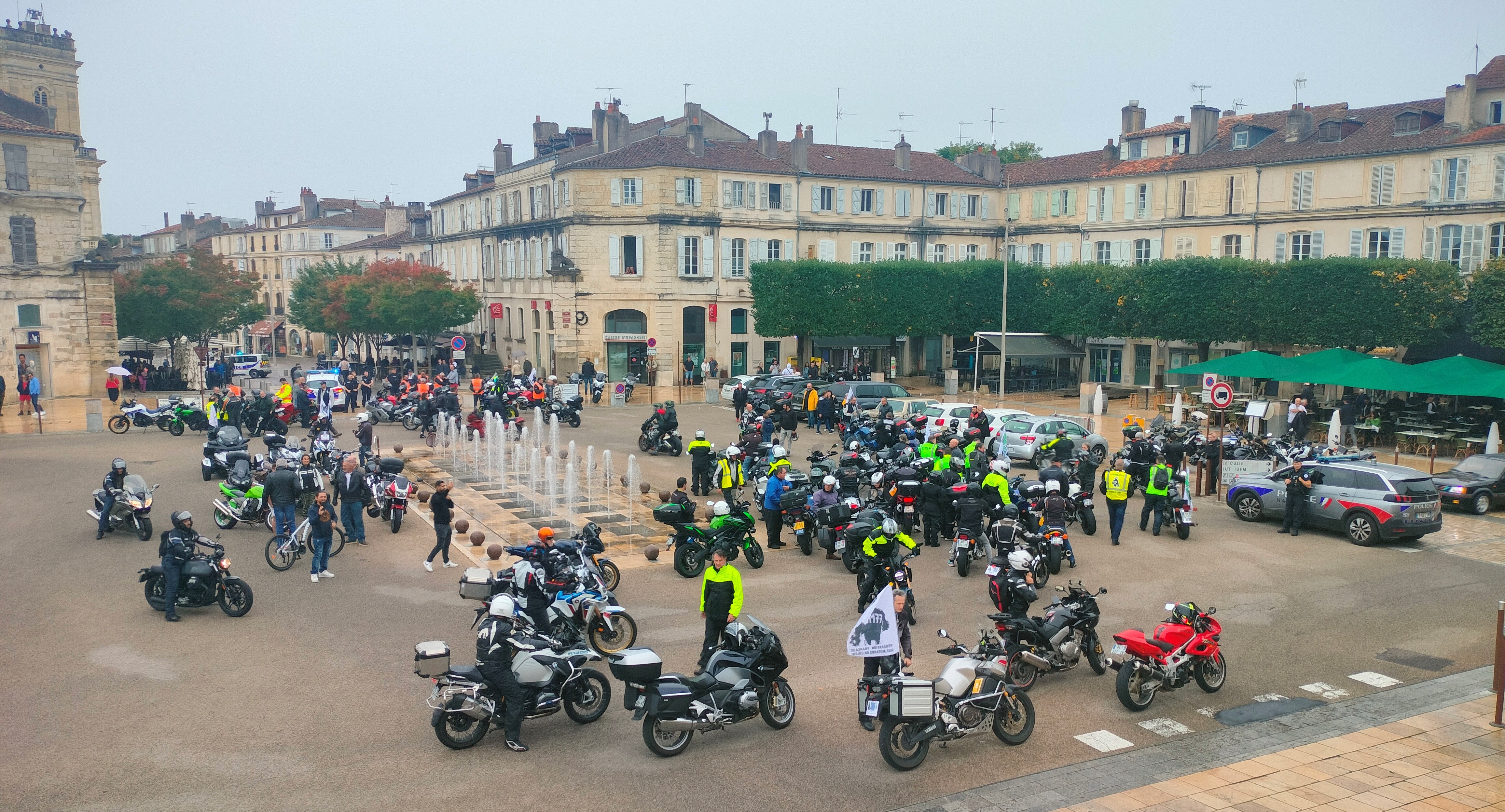 Les motards en colère pplace de la Libération.