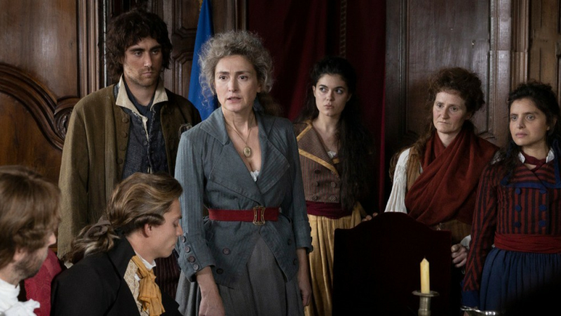 en présence de l’actrice-réalisatrice Julie Gayet, 600 collégiens assistent à la projection du film « Olympe de Gouges »