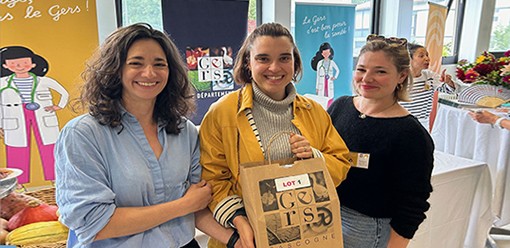 Remise-d'un-lot-à-une-interne-par-les-Docteurs-Alicia-Gouetta-et-Camille-Palous-web (1).jpg