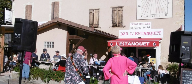 Associations et l'Estanquet  seul commerce du village , ensembles pour Octobre rose