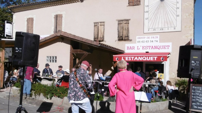 Associations et l'Estanquet  seul commerce du village , ensembles pour Octobre rose