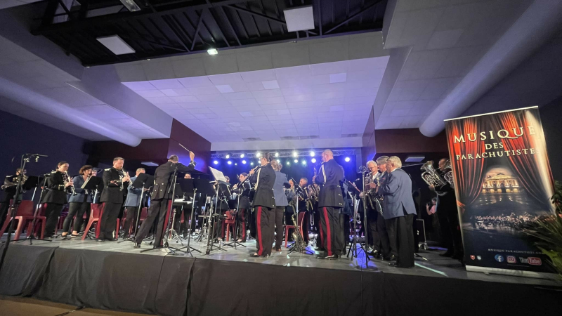 Standing ovation pour la musique des parachutistes de Toulouse