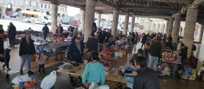 Avant le marché de Noël,  le Foyer Rural de Mauvezin propose une « Bourse aux jouets »