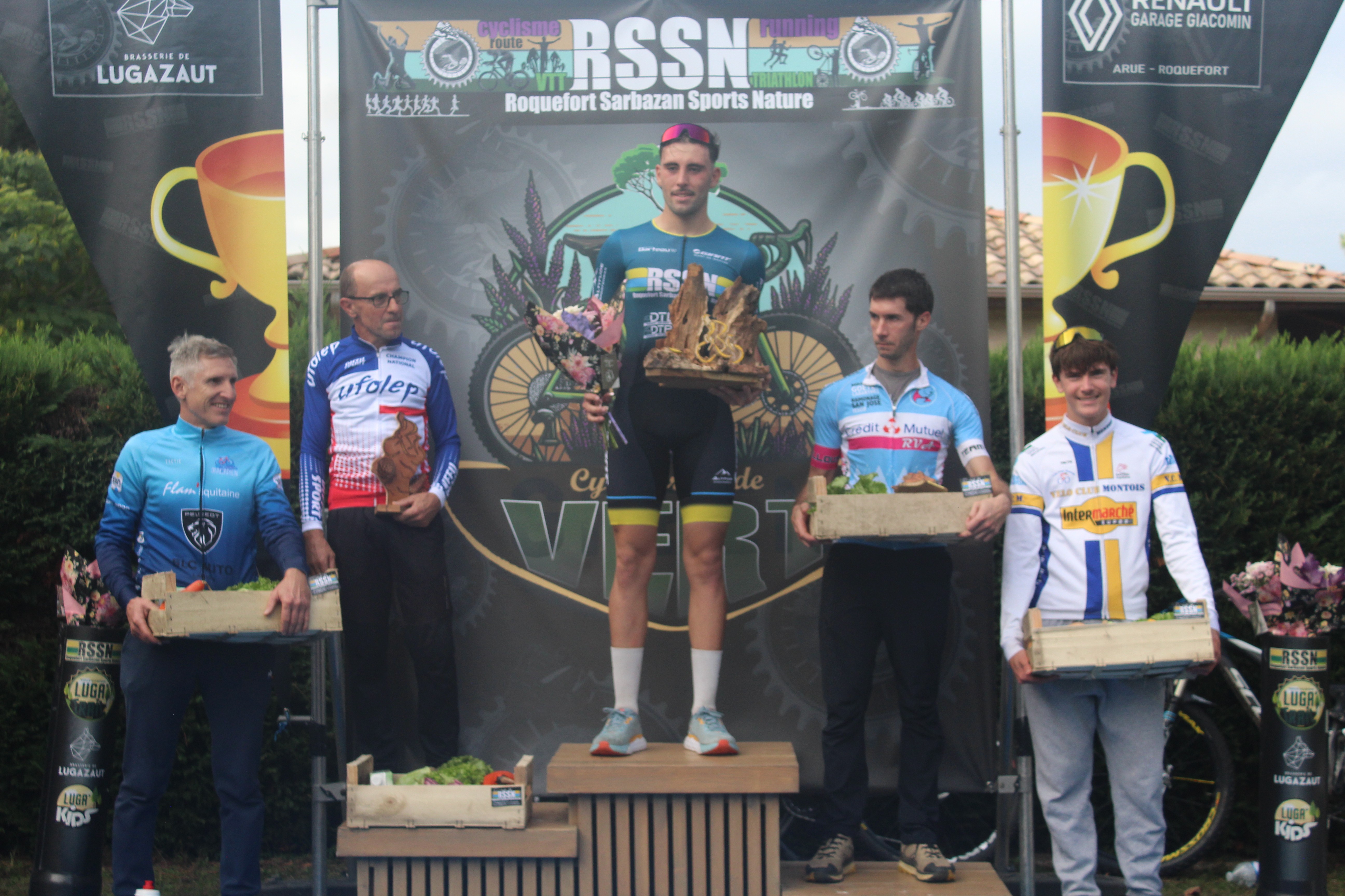 Podium 2e catégorie - (maillot blanc jaune bleu) Enzo Pélisson se classe 5e