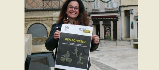 Julie David, directrice de cabinet du préfet du Gers, présente une pochette.