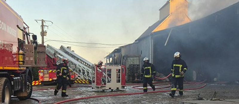 Important incendie sur un bâtiment agricole