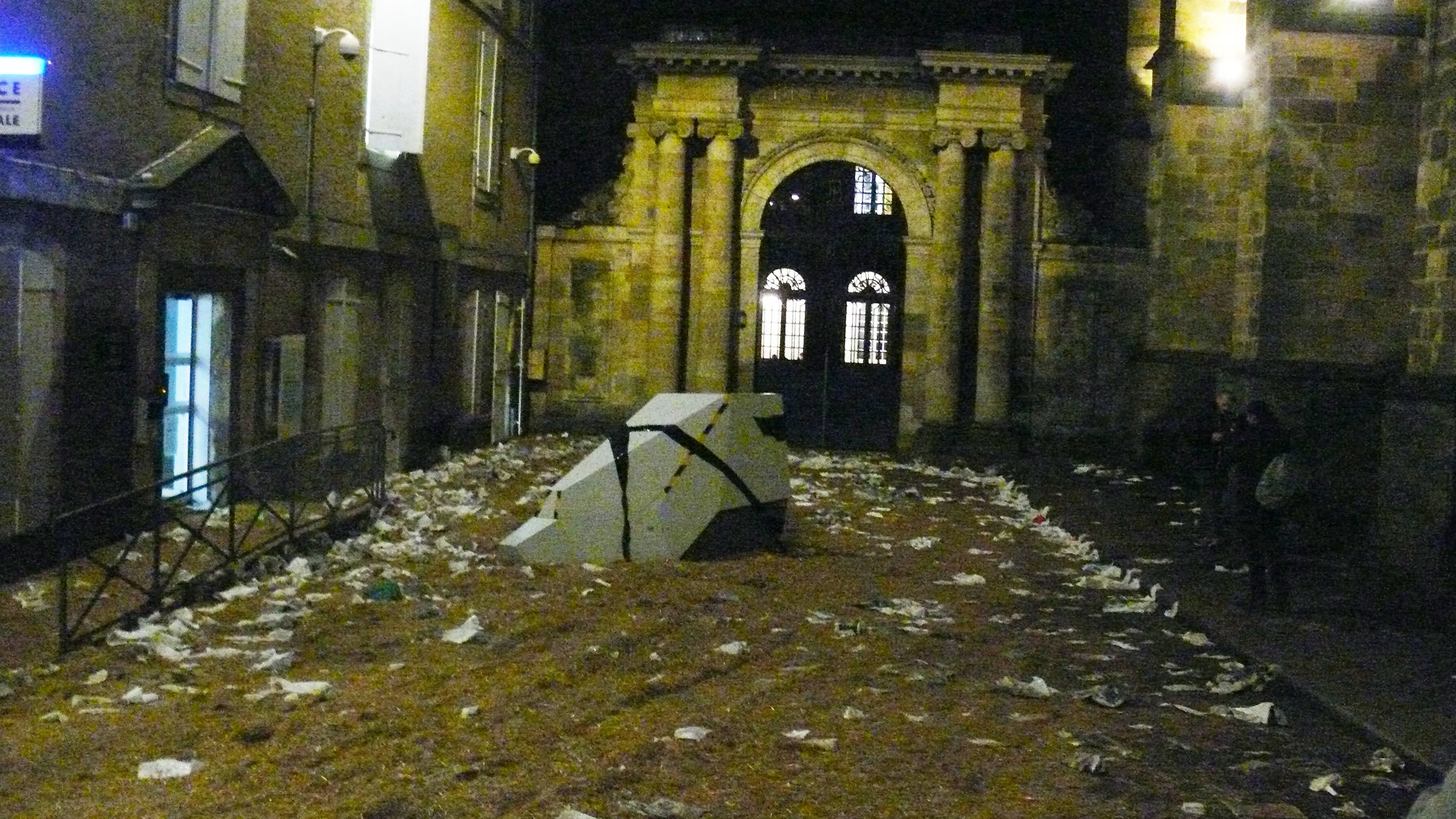 Papiers et radar de chantier mobile devant la préfecture et le commissariat.