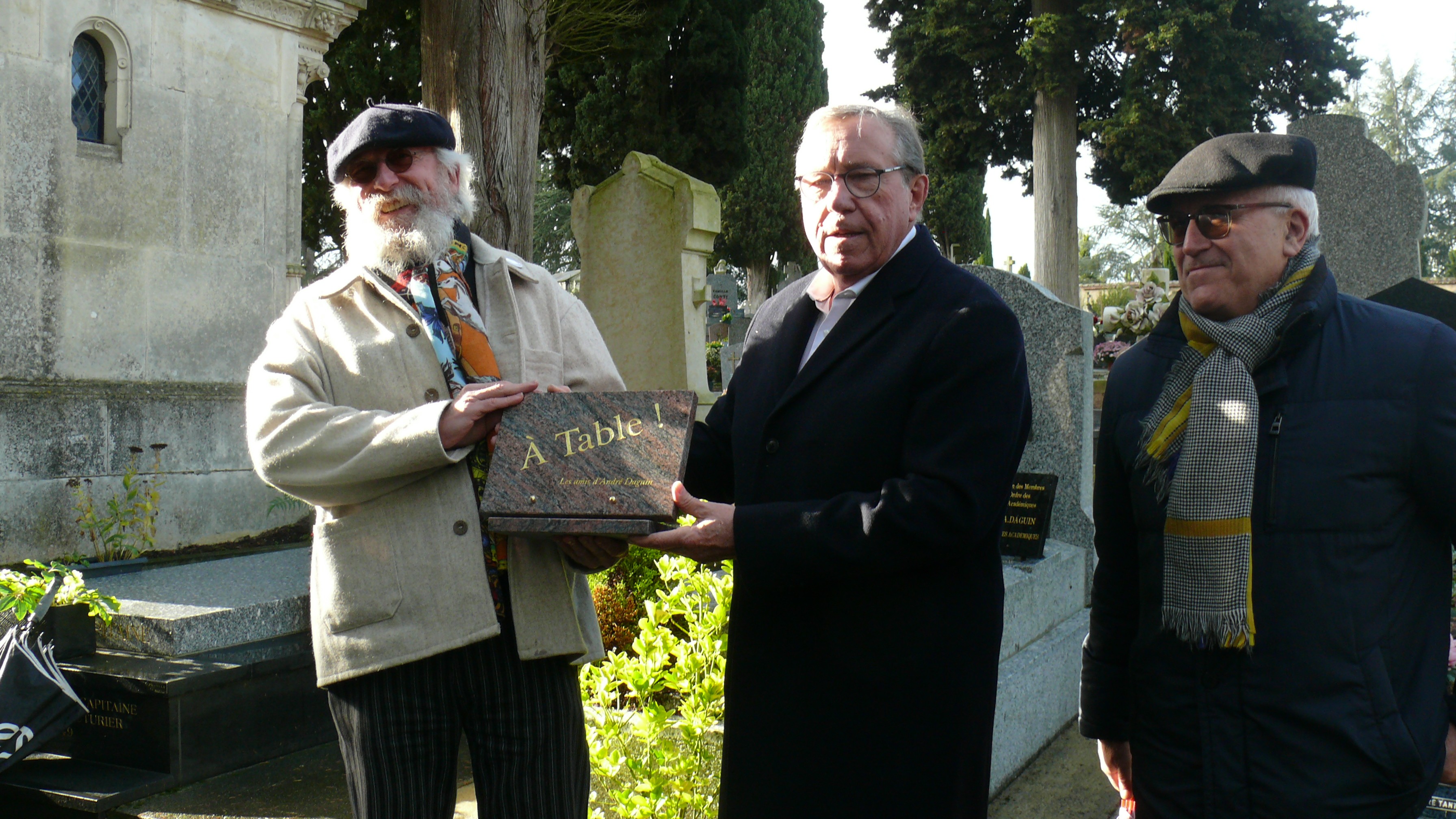 Jean-Michel Justumus remet la plaque commémorative à Arnaud Daguin.