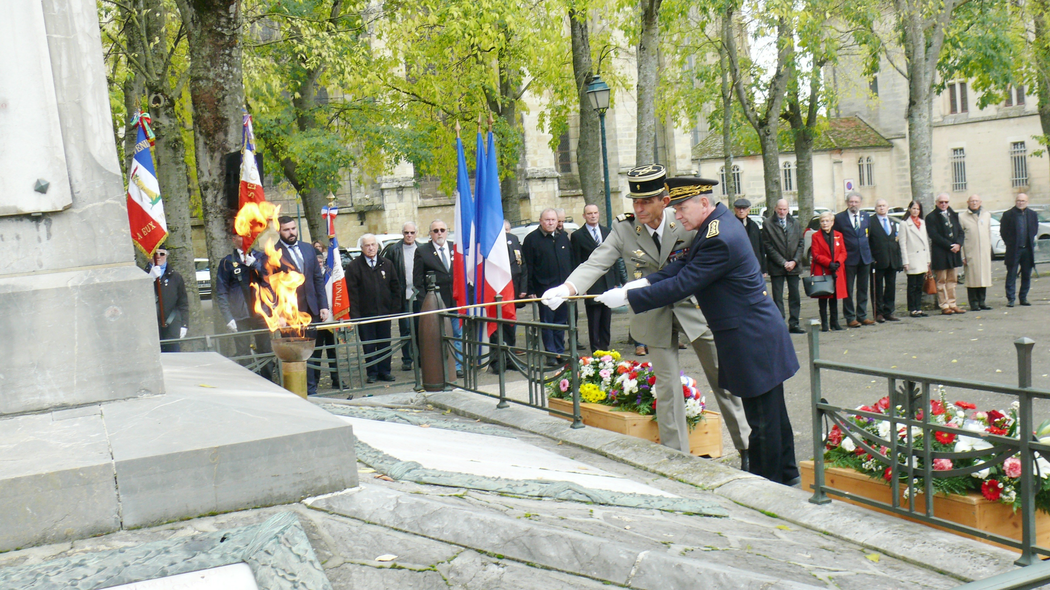 Ravivage de la flamme par le préfet du Gers, Alain Castanier, et le lieutenant colonel, Frédéric Nicoleau.