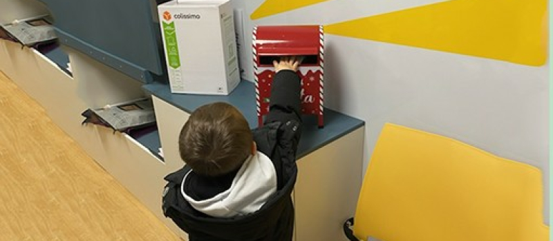 La poste rend la boite aux lettres du Père Noël itinérante