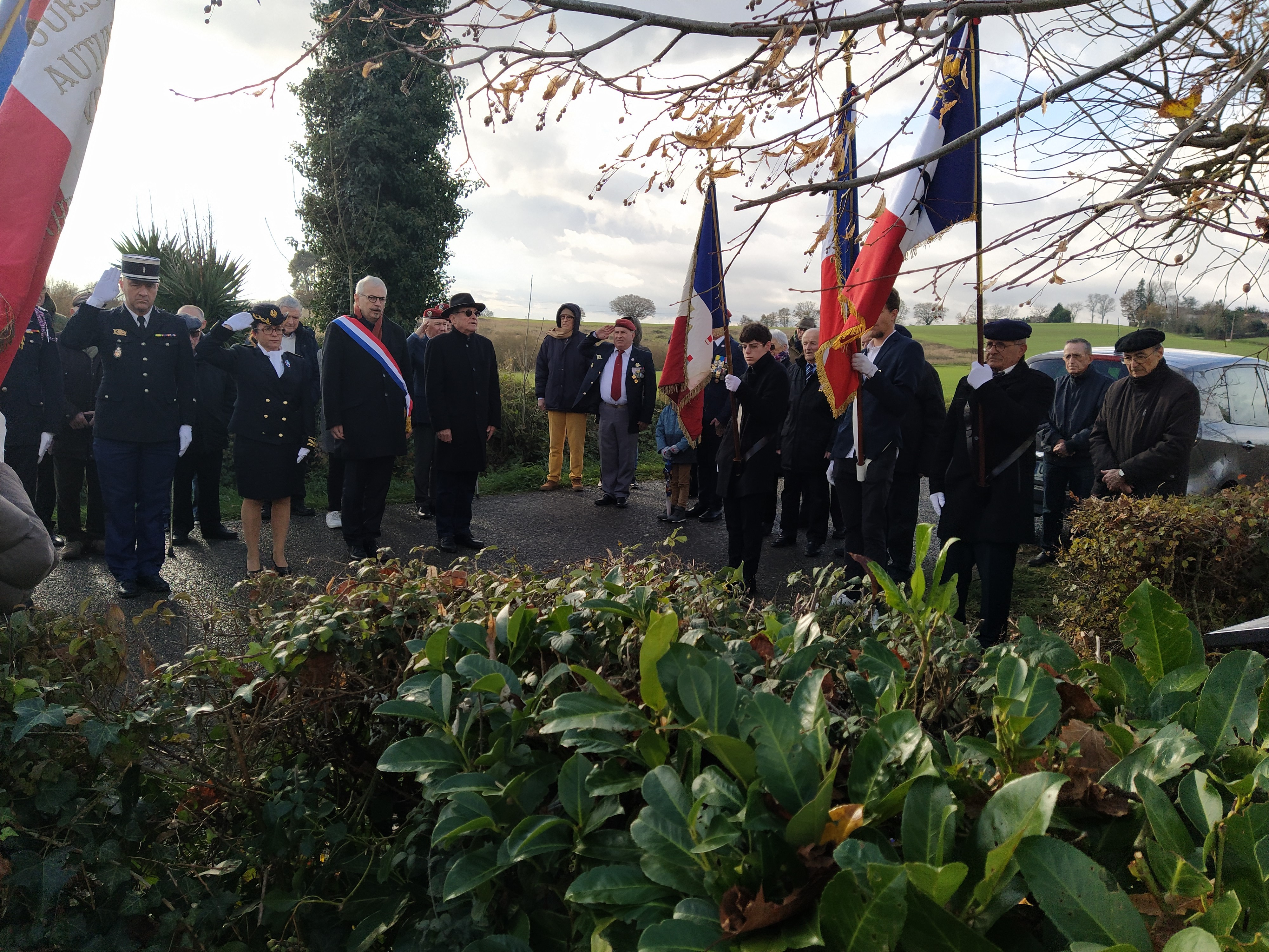 Les officiels devant la stèle