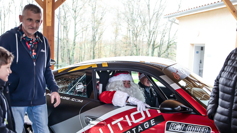 Le Père Noël arrive en voiture de sport à Sorbets