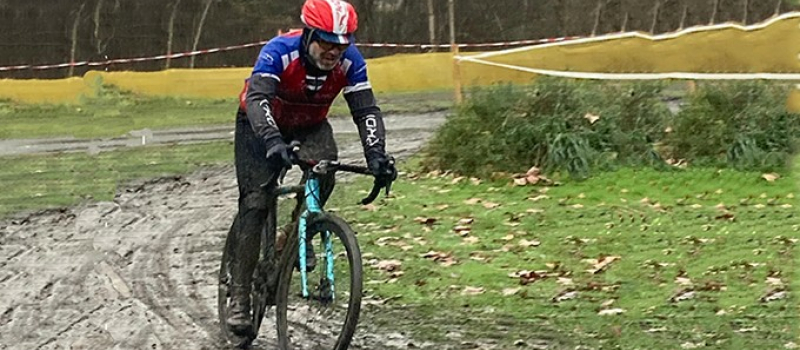 Un cyclo-cross mouillé et venteux