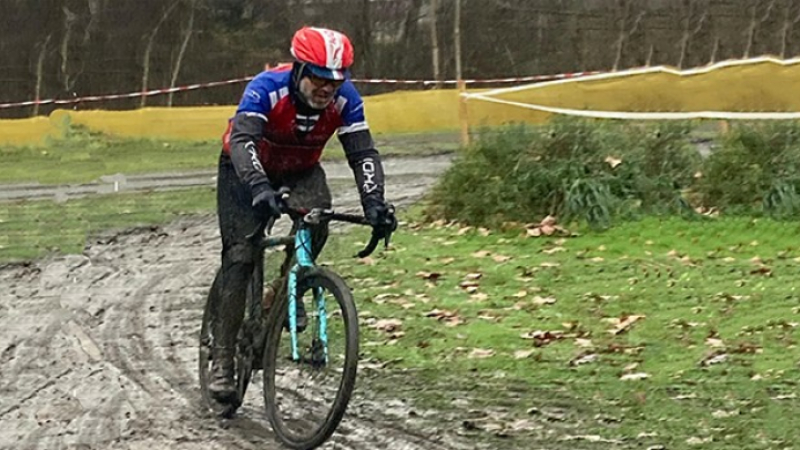 Un cyclo-cross mouillé et venteux
