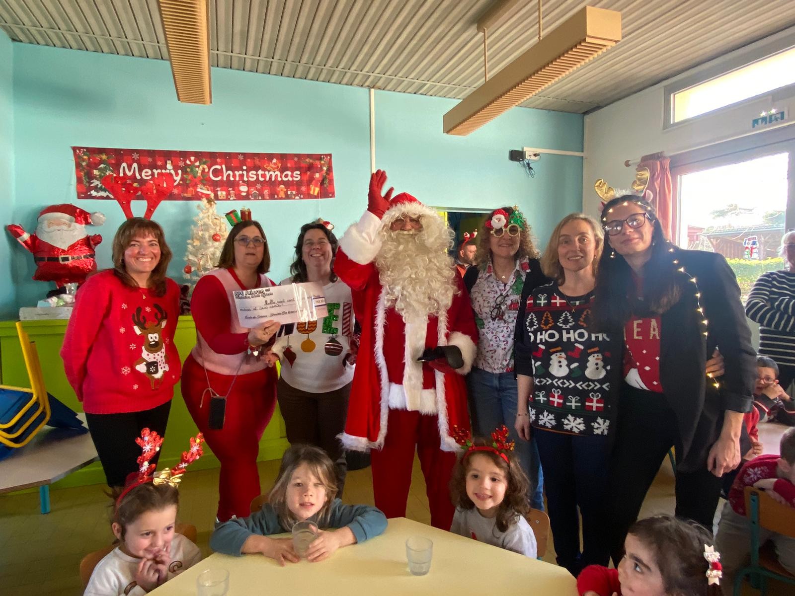 Les maîtresses entourent un Père Noël particulièrement généreux !