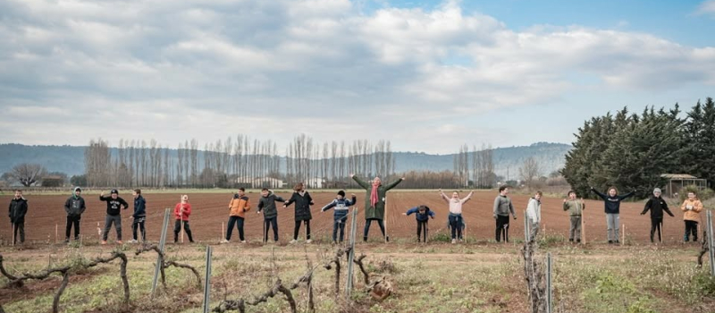 Les enfants sèment l'avenir en plantant 400 arbres chez un agriculteur du Gers