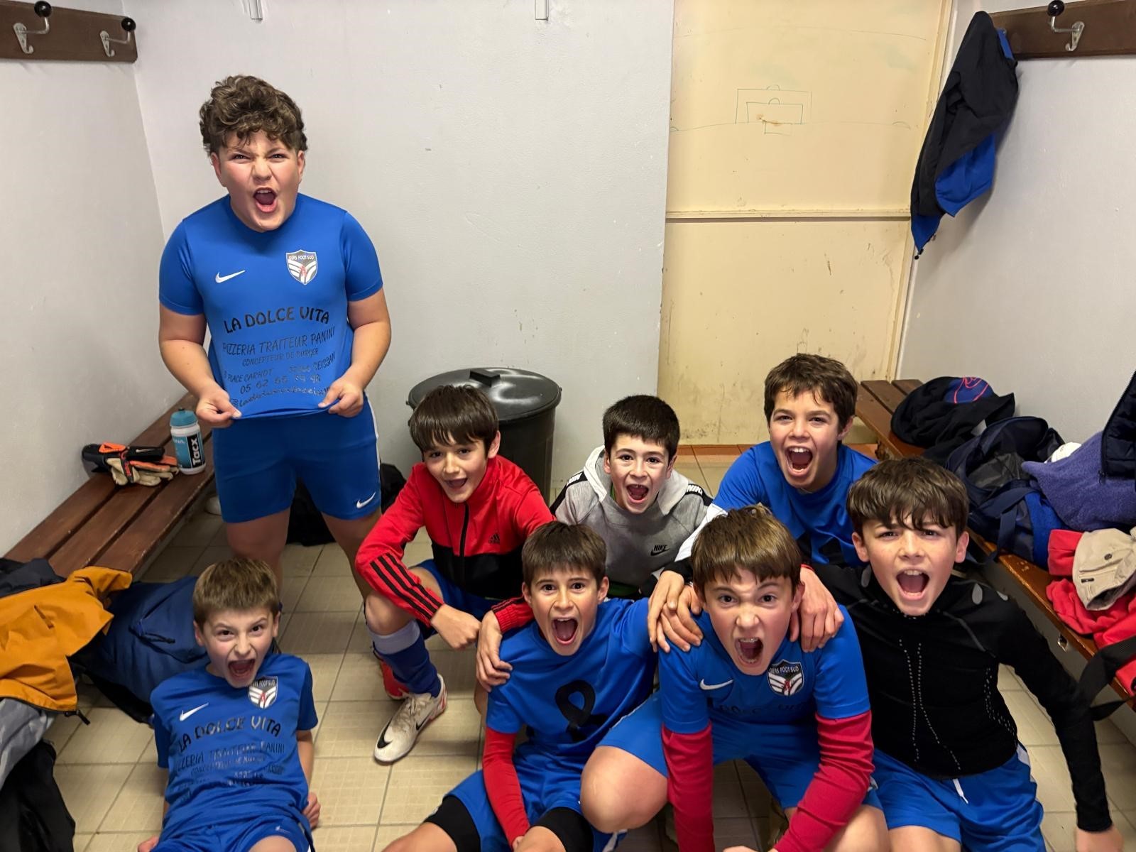 Hugo haranguant ses copains de l'U 13