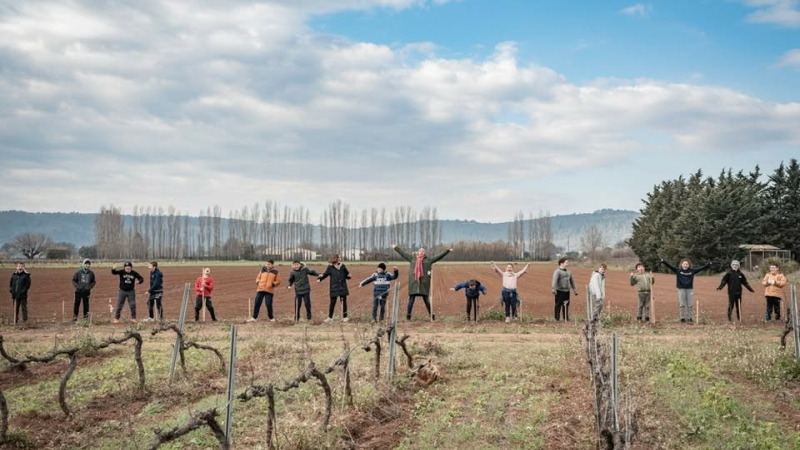 Les enfants sèment l'avenir en plantant 400 arbres chez une agricultrice dans le Gers
