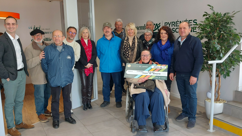 Deux associations reçoivent un chèque de la caisse locale du Crédit Agricole