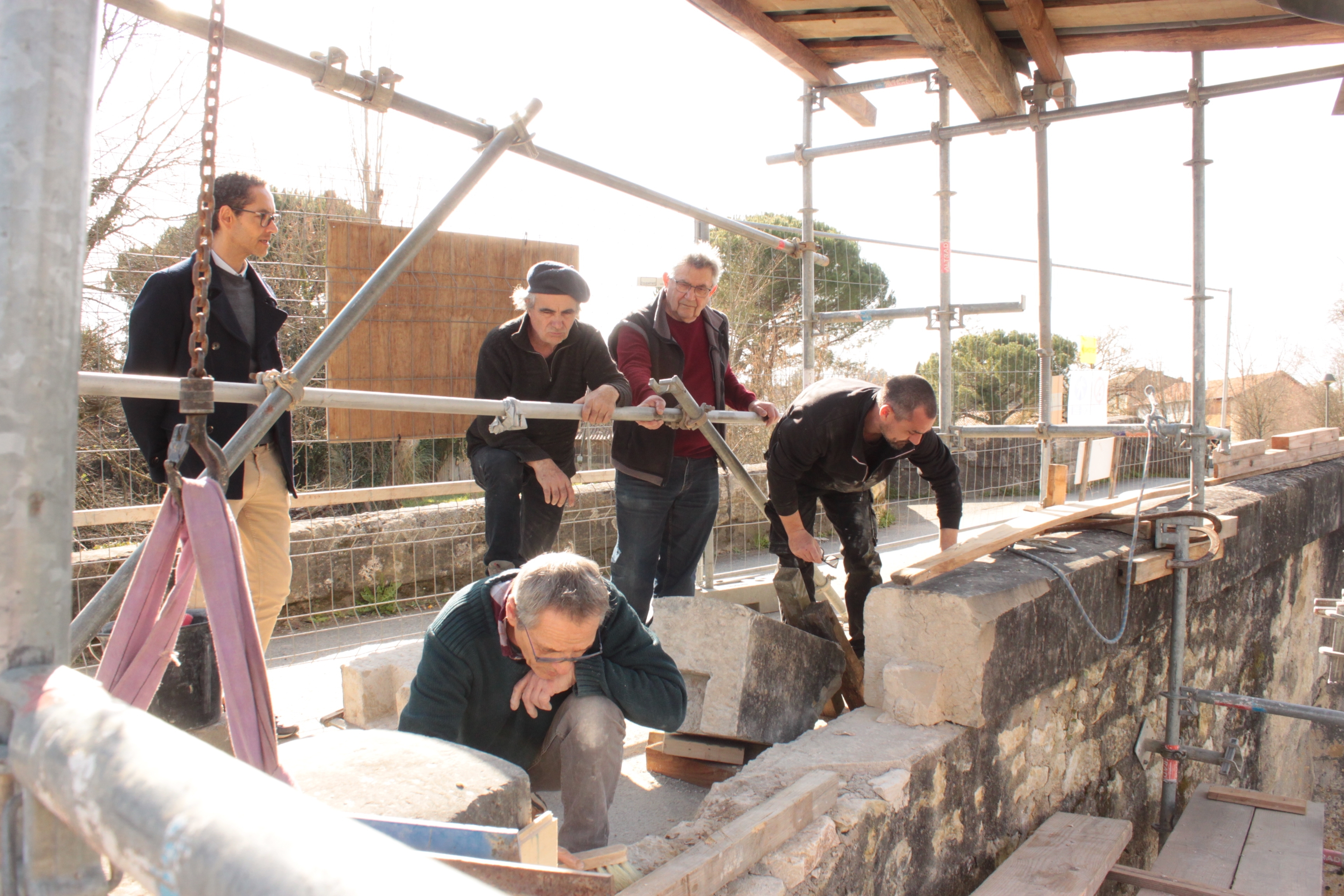 Le Vieux pont debut des travaux . De gauche à droite  Roger Adelbrecht,  Jean-jacques Odorico , Jean Claude Lannes,  FAbien , Jean- Marc..JPG