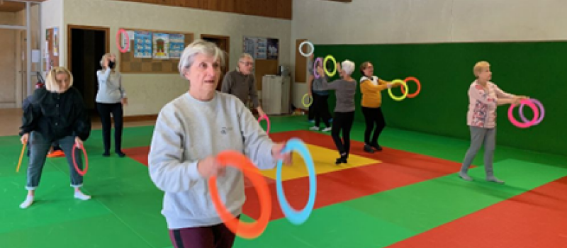 des ateliers équilibre et prévention des chutes à destination des personnes de plus de 60 ans.