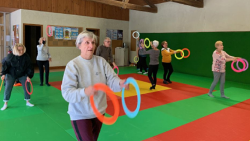 des ateliers équilibre et prévention des chutes à destination des personnes de plus de 60 ans.