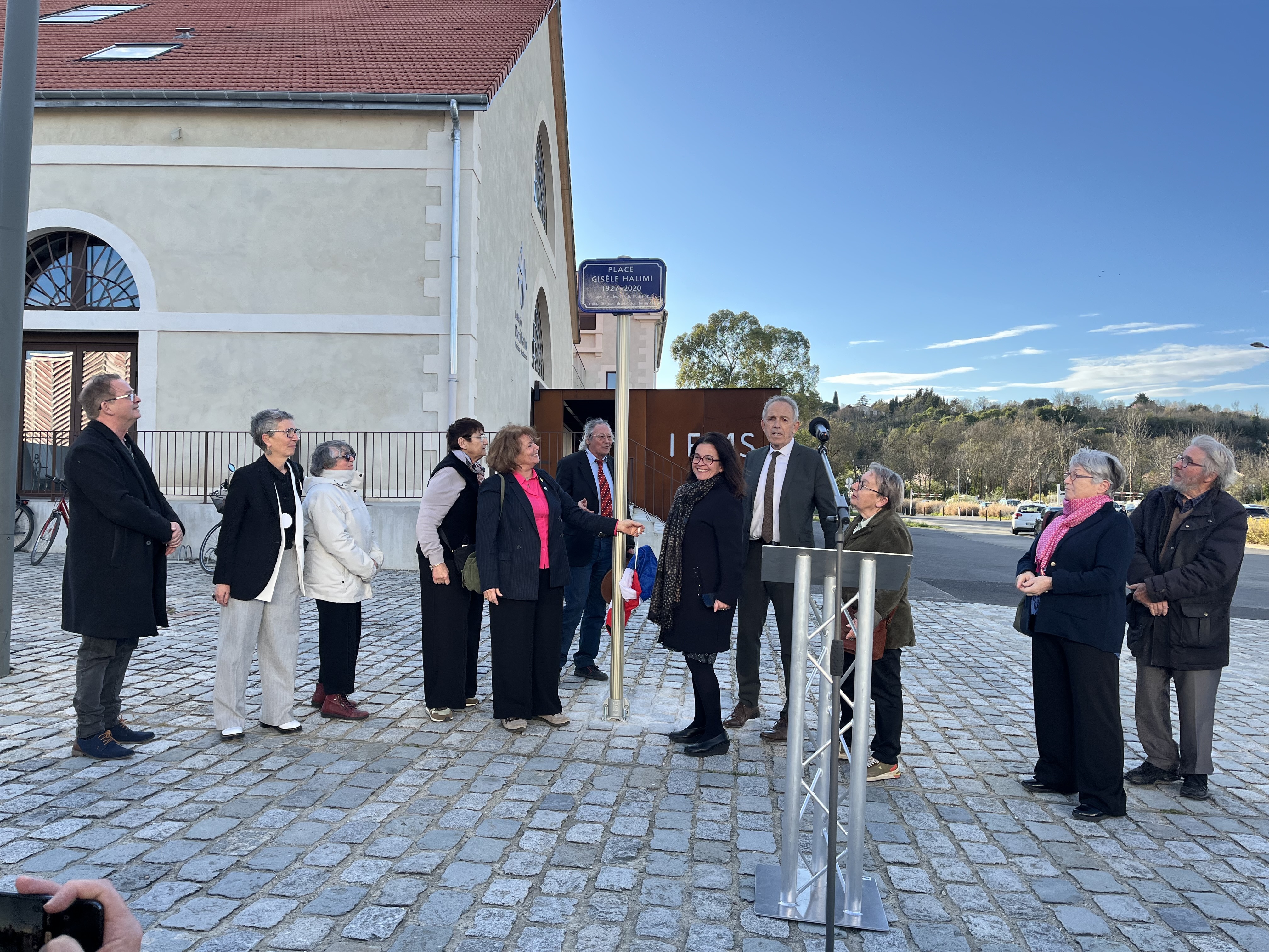 Le Maire et les associations présentes dévoilant la plaque