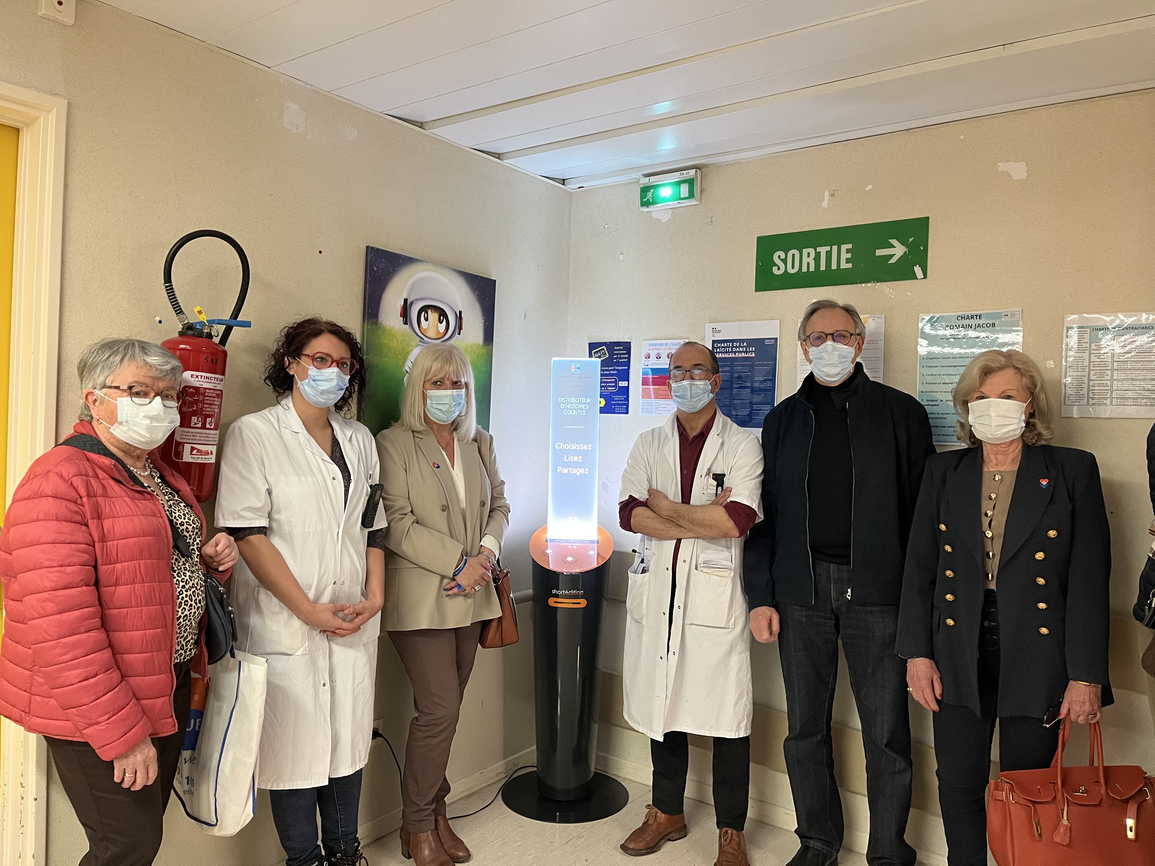 L'équipe du service pédiatrique avec la ligue contre le cancer et harmonie mutuelle