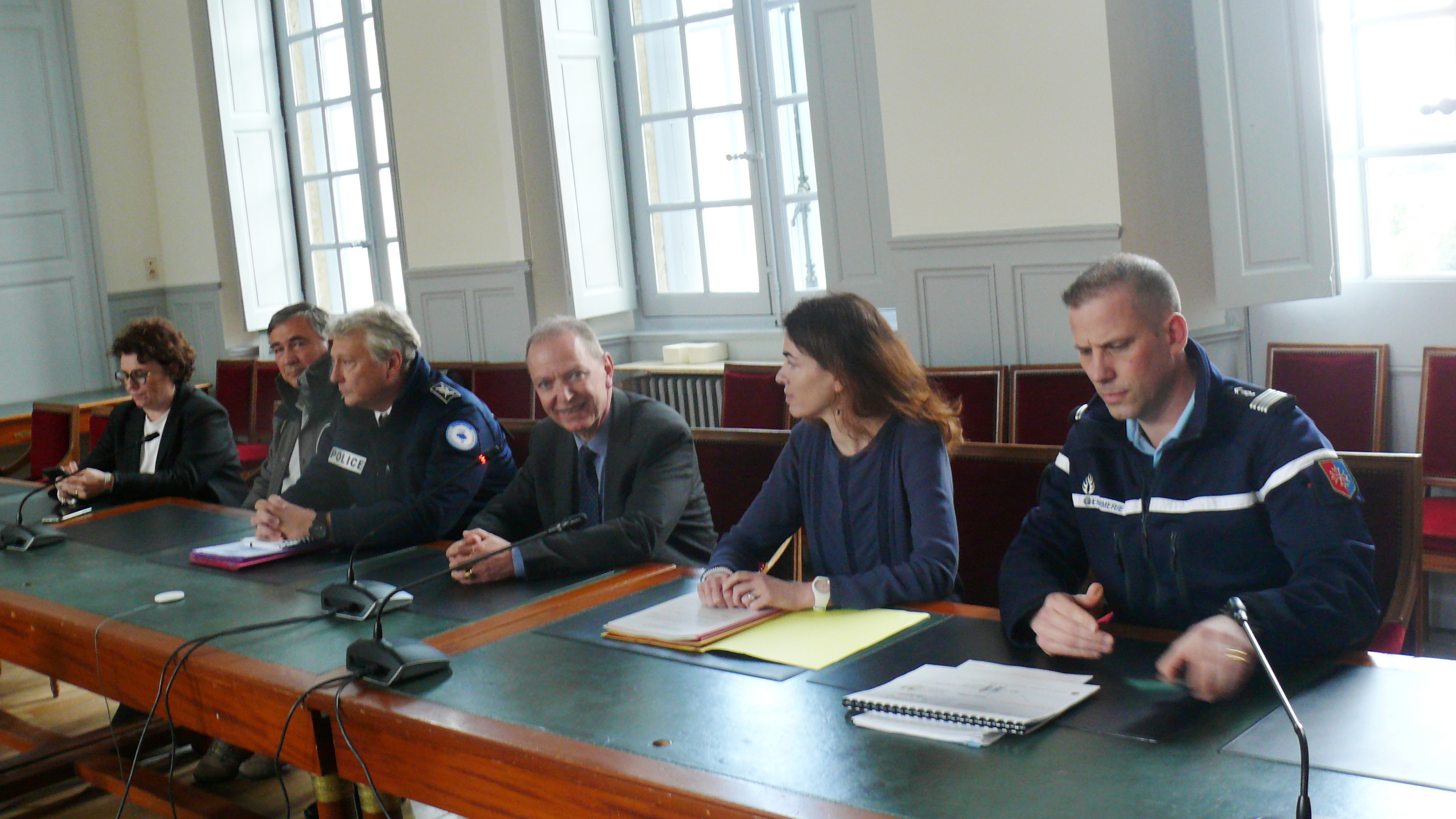 Le préfet en compagnie de la police et de la gendarmerie