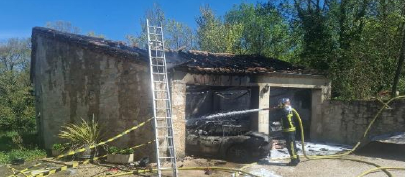 Le garage de 80 m2 contenant deux véhicules totalement détruit par un incendie
