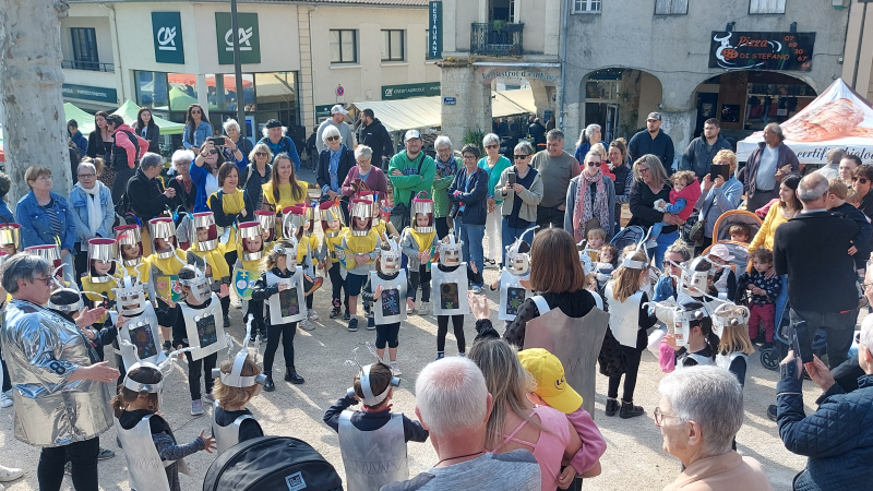 Les petits de la maternelle font sensation sur le marché de Vic-Fezensac !