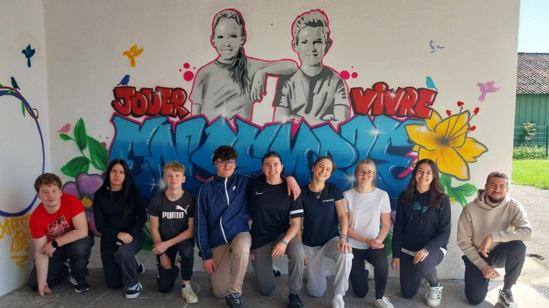 Chantiers Jeunes à Marambat : une fresque participative et des jeunes en action !