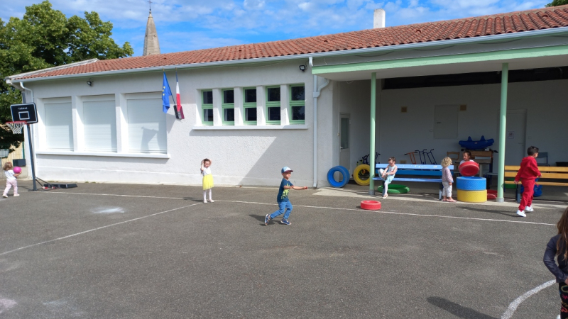 Une belle initiative locale : les repas intergénérationnels à la cantine scolaire