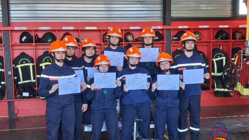 Neuf Jeunes Sapeurs Pompiers fraîchement diplômés !