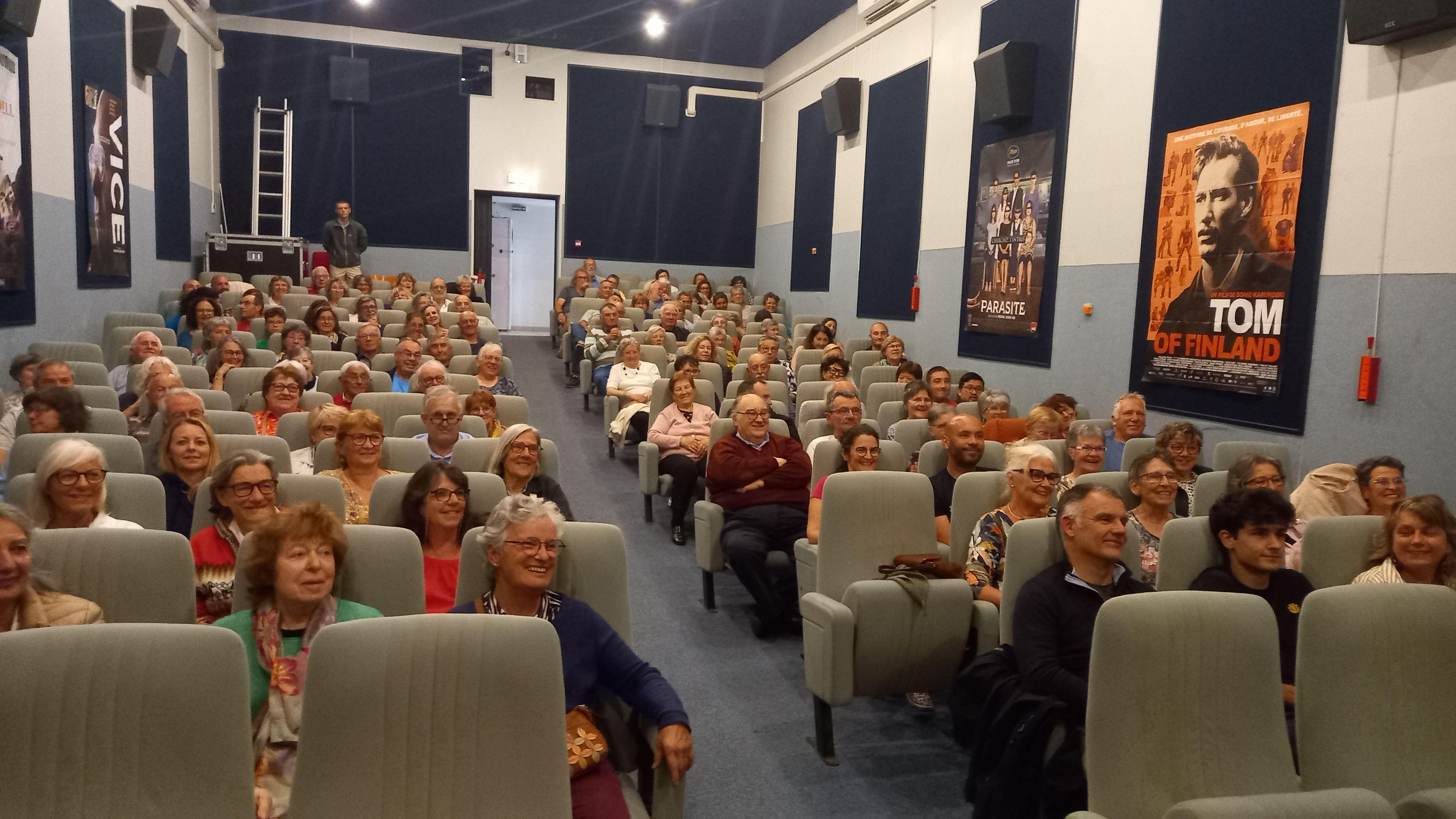 Salle comble.