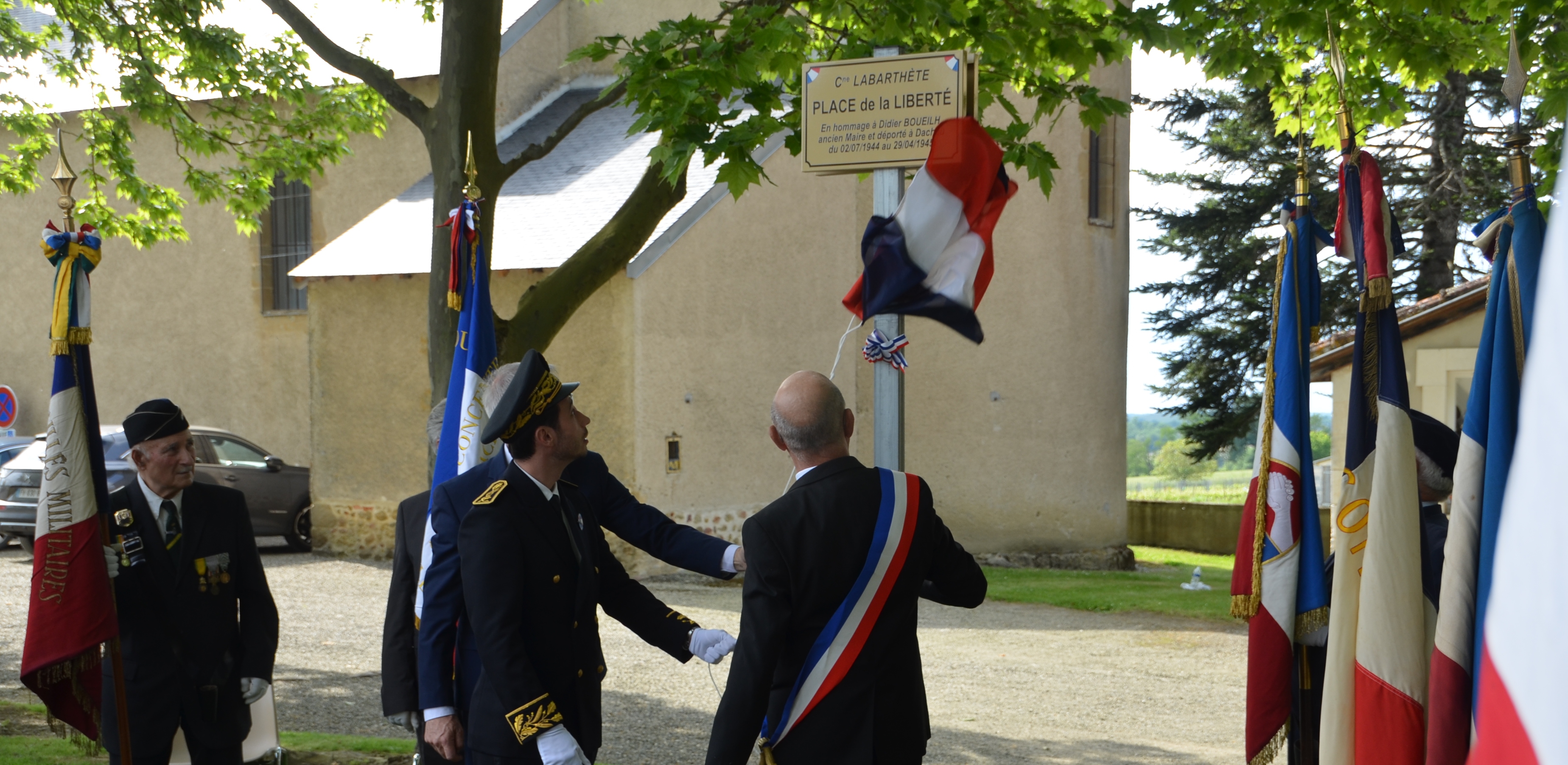 Raphael Farges, sous préfet de Mirande, dévoile la plaque en la mémoire de Didier Boueilh