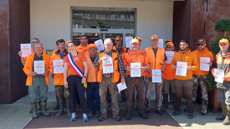 La société de chasse a présenté le manifeste pour la chasse à la mairie