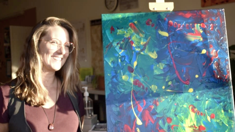 Portrait d'artiste : une quête intuitive de couleurs et de formes