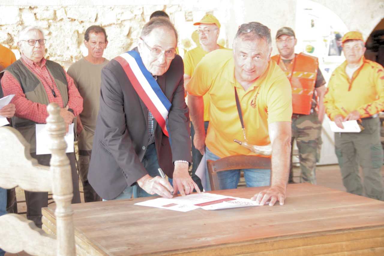 Le maire, Guy Lapeyre, et Guylain Despax signent le manifeste.