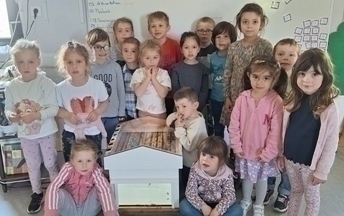 RUCHE ELEVES DE L ECOLE.jpg