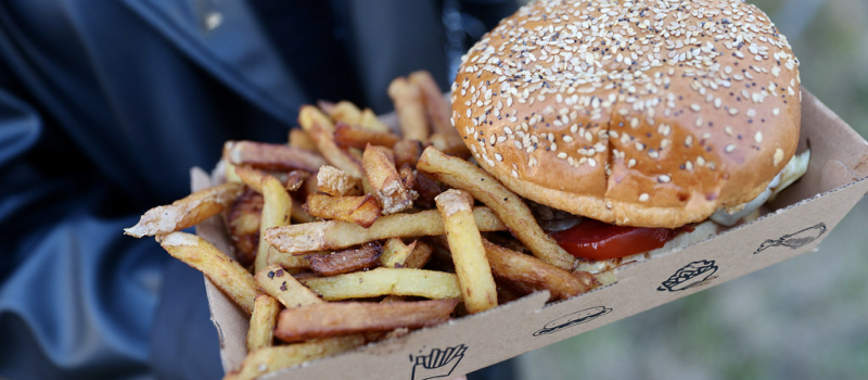 Recherche food truck spécialisé dans les hamburgers frites.