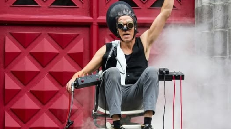 Spectacle de rue lors du festival Théâtrales d’été