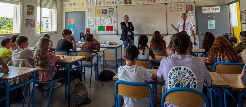 Rencontre citoyenne au collège de Miélan : le député Jean-René Cazeneuve échange avec les élèves de troisième.