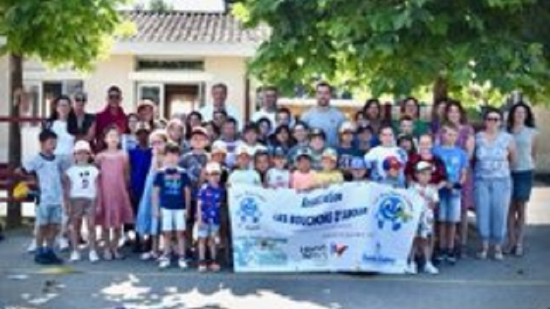 Paulin Riva et sa médaille , une belle surprise dans la cour de l'école