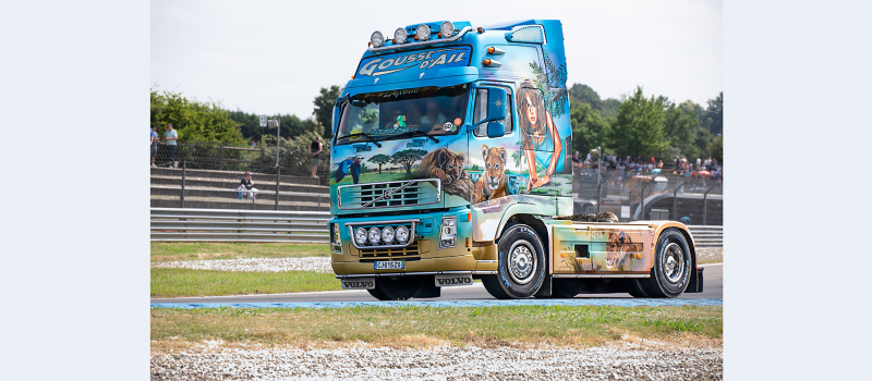 Nogaro: défilé de camions décorés comme des œuvres d'art au circuit