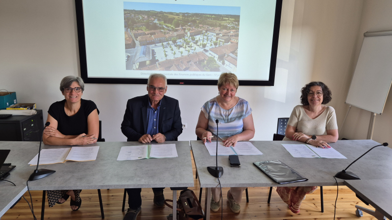 Signature de la charte de recouvrement pour l’EHPAD Val de Gers