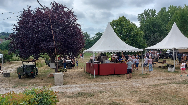 Une  garden party du 14 juillet sous le signe des véhicules d'époque réussie