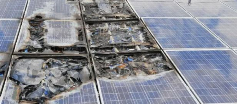 Des panneaux photovoltaïques en feu sur le toit d'une maison d'habitation