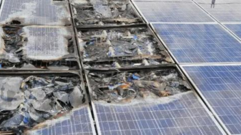 Des panneaux photovoltaïques en feu sur le toit d'une maison d'habitation